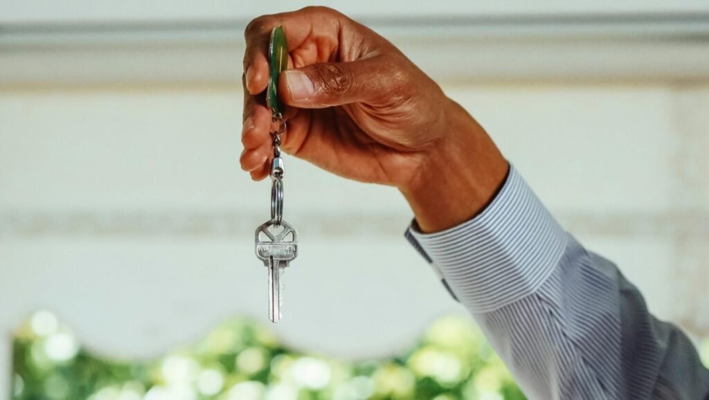 image d'une personne avec une clé en main